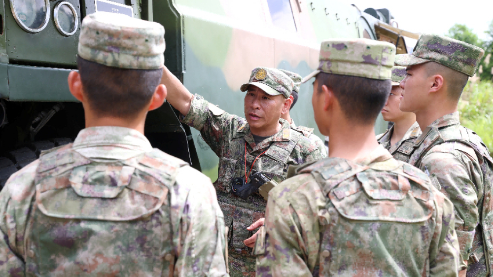 兵的好樣子——記中共黨員、火箭軍某部一級軍士長何賢達