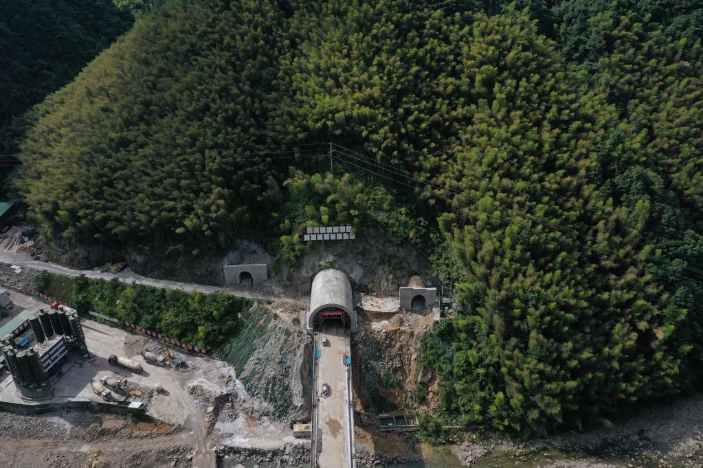 杭溫鐵路戶(hù)口隧道順利貫通