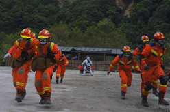 搶救生命 全力救災(zāi)——解放軍和武警部隊(duì)支援四川地震72小時(shí)直擊