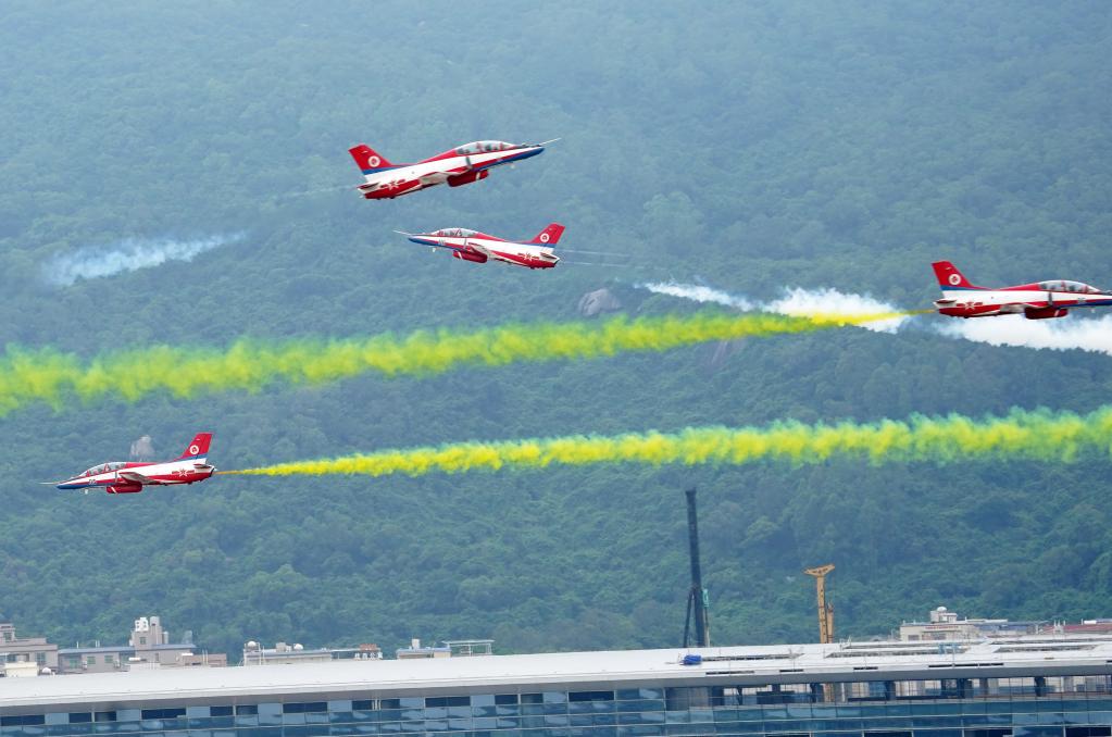 空軍50型武器裝備在中國航展成體系亮相 多型戰(zhàn)機飛行表演展現(xiàn)實戰(zhàn)化軍事訓練成就