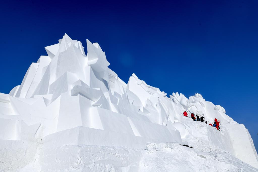 哈爾濱太陽島雪博會：大型雪塑創(chuàng)作持續(xù)推進