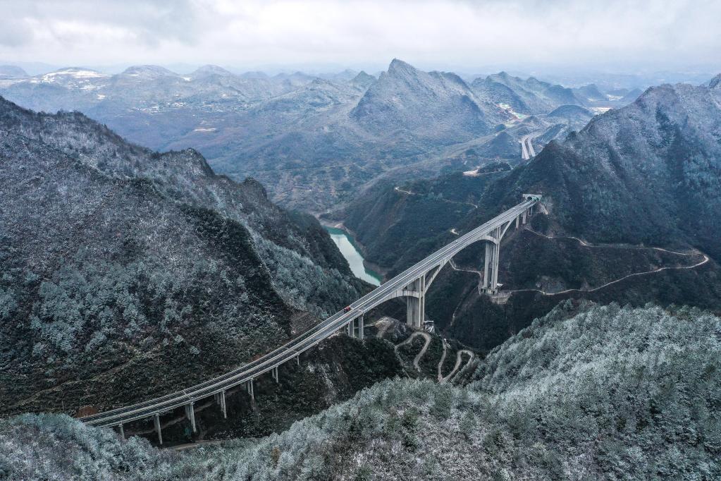 新華全媒+丨貴黃高速連接線甘溪特大橋建成通車