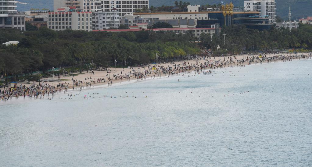 海南三亞：海灘人頭攢動