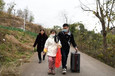 3000里回家路,，女兒和媽媽在家等我