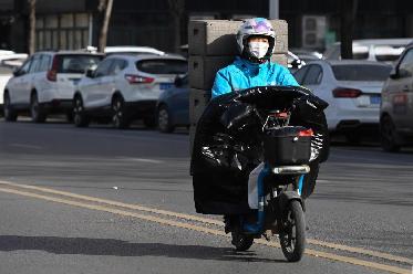 今年過年，開車回家,！——“95后”騎手李文達成了年度“小目標”