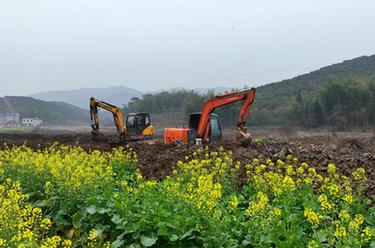 湖南常寧：高標(biāo)準(zhǔn)農(nóng)田建設(shè)備春耕