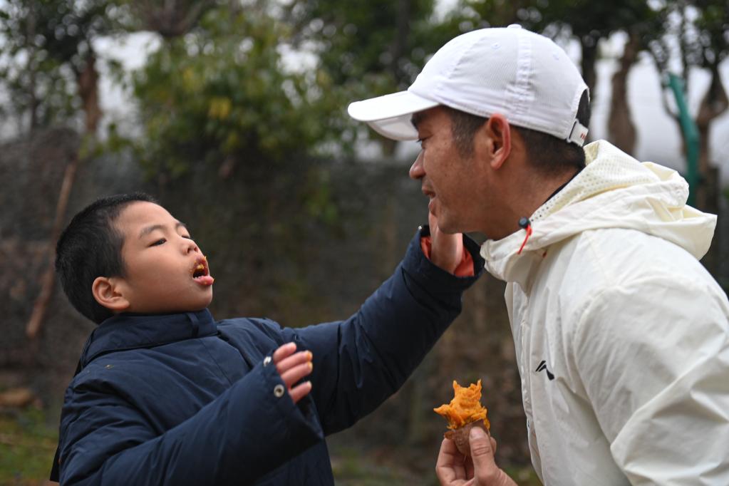 新華全媒+丨這位父親,，推著兒子跑過56個馬拉松