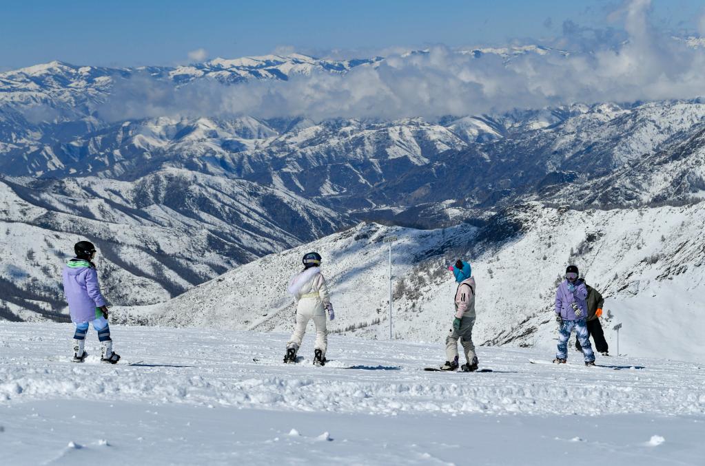 新華全媒＋丨四月,，在新疆可可托海弄雪