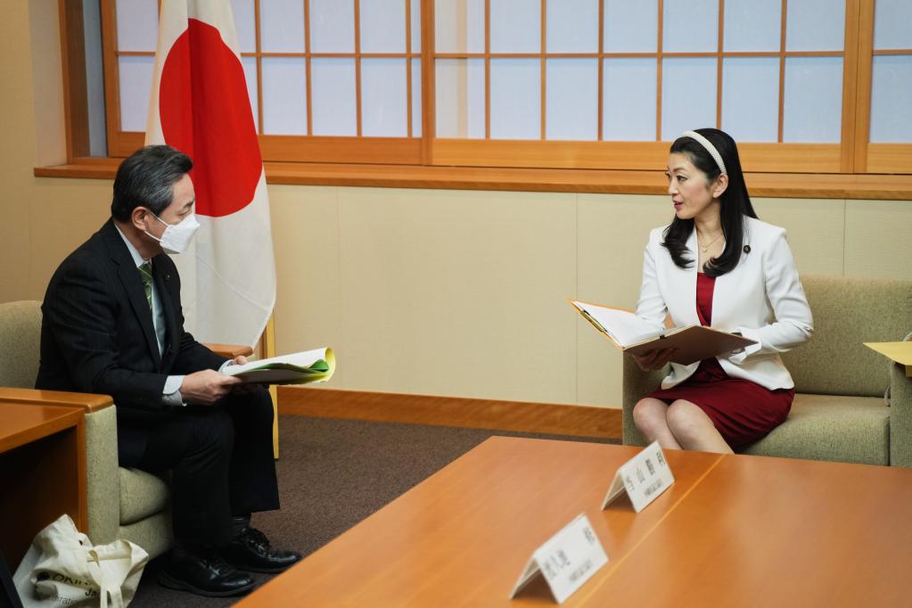 日本沖繩縣議員代表團(tuán)向日本政府遞交和平外交意見(jiàn)決議書