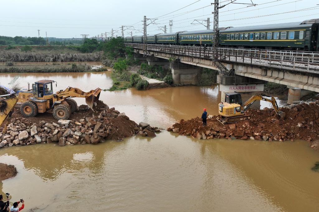 江西豐城京九線鐵路橋下河堤潰口順利合龍