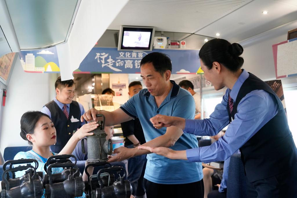 “行走的高鐵博物館”在列車上展示鐵路發(fā)展史