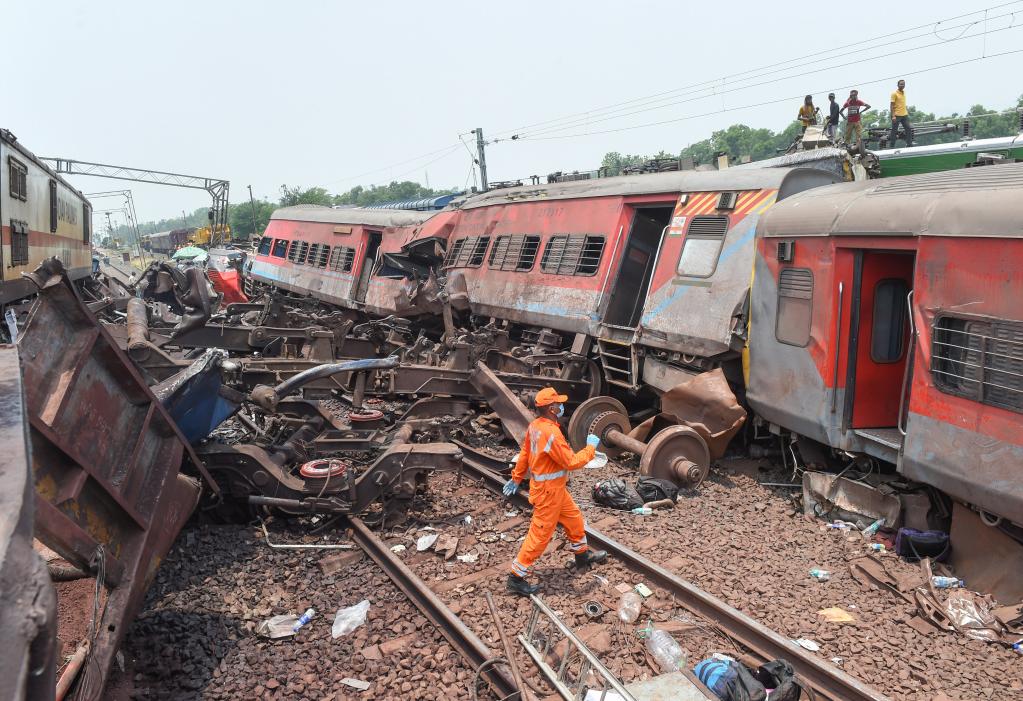 印度列車脫軌相撞事故死亡人數(shù)升至233人