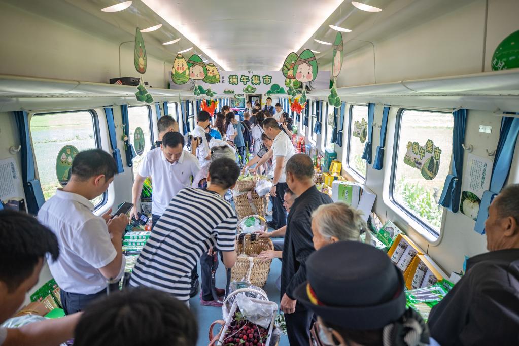 “慢火車”上旅客“逛集市” 包粽子體驗端午民俗