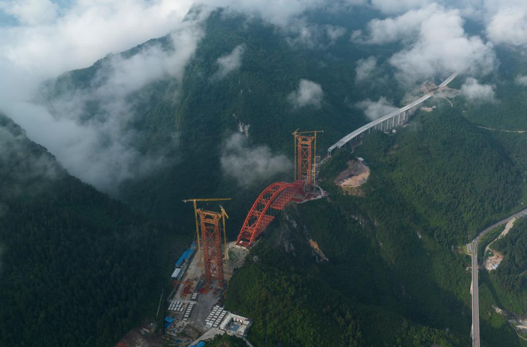 湖北鶴峰：峽谷飛“虹”