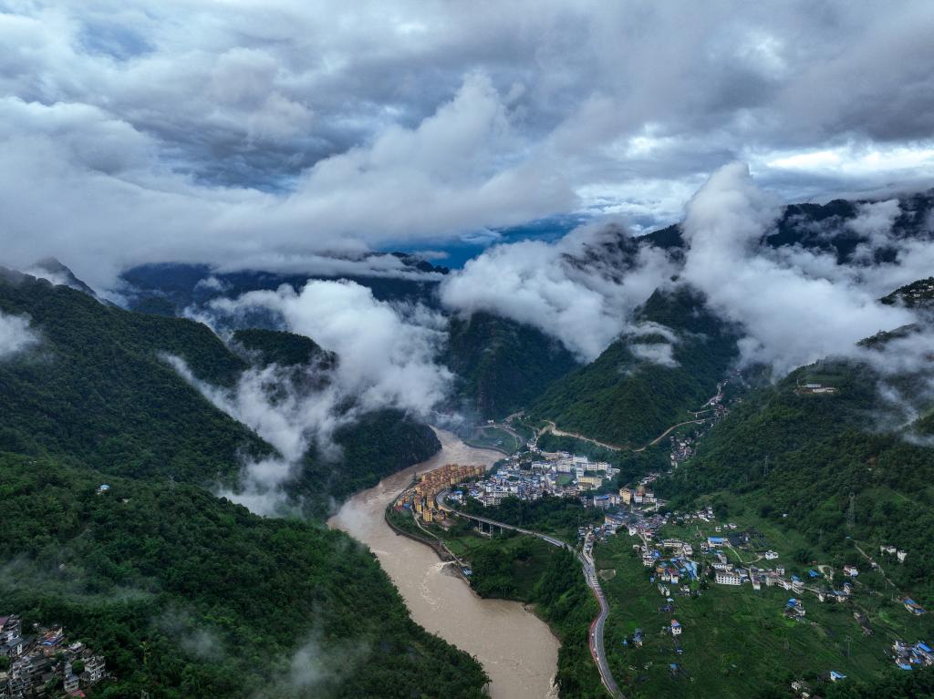 新華全媒+丨國(guó)道之行 從雪山奔向大海丨怒江,，霧江