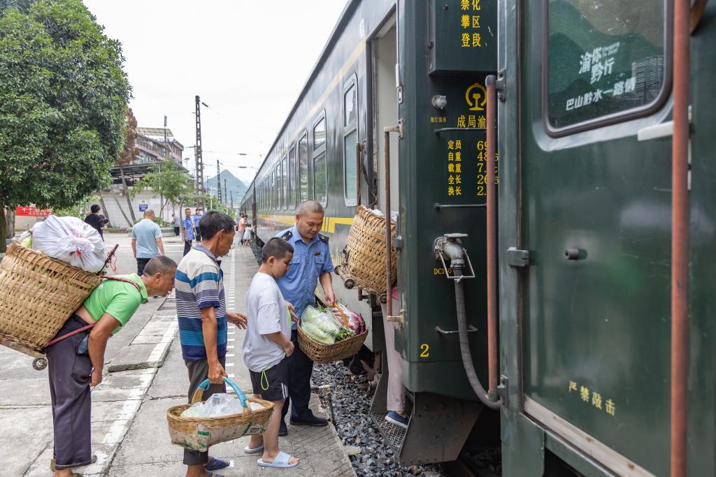 逛集市,、賞非遺——特色“小慢車”豐富旅客出行體驗(yàn)