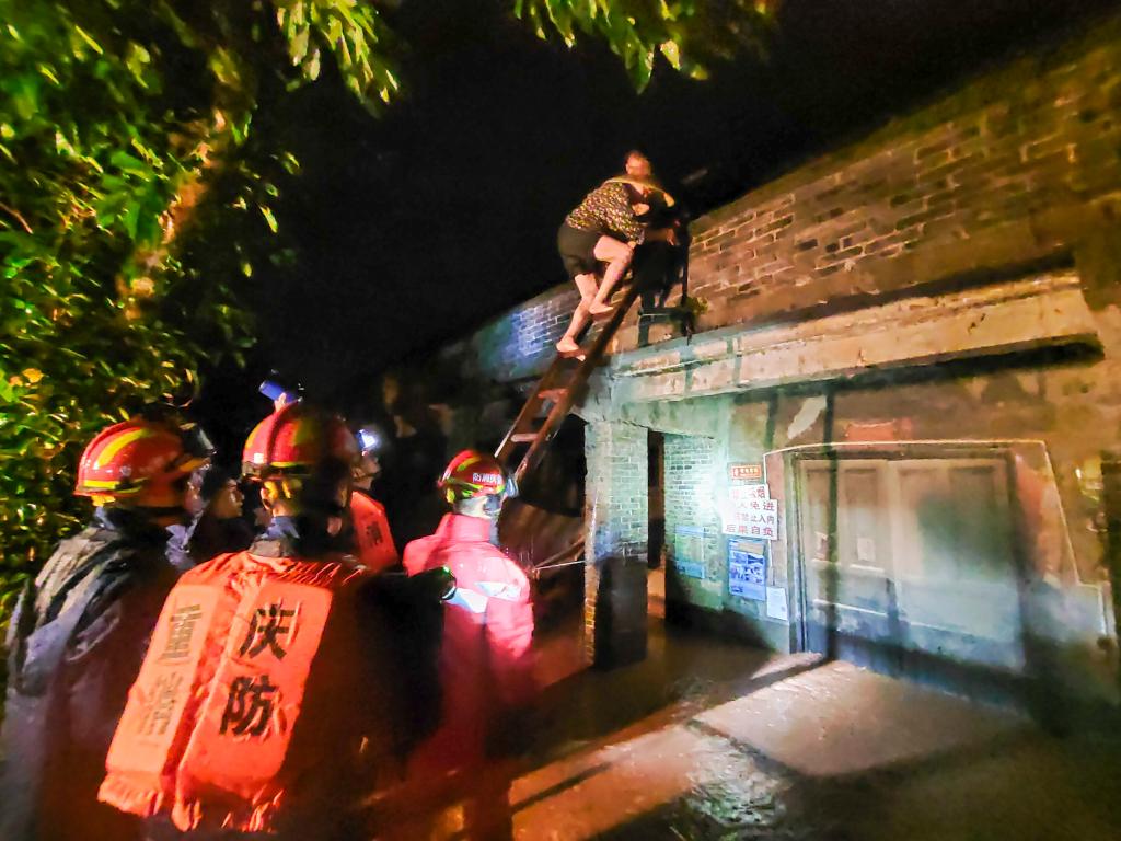 重慶13個區(qū)縣遭遇暴雨 12條河流出現(xiàn)超警戒水位洪水