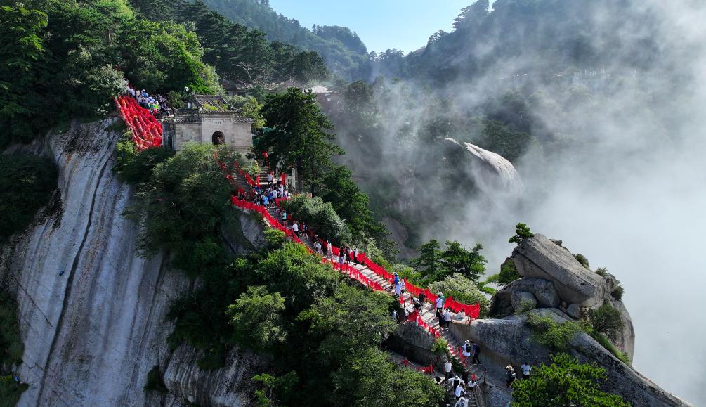 西岳華山：峭仞聳巍巍 奇險(xiǎn)引游人