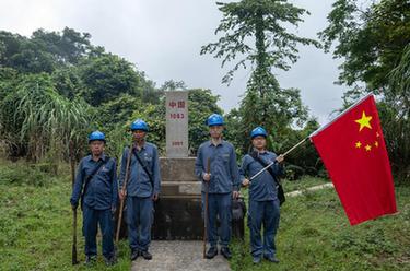 國(guó)道之行 從雪山奔向大海｜49年,，他們帶著國(guó)旗走了25萬(wàn)公里