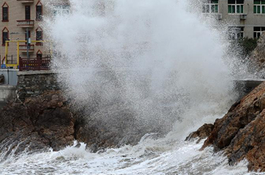 浙江溫嶺：臺風“海葵”近 沿海掀巨浪