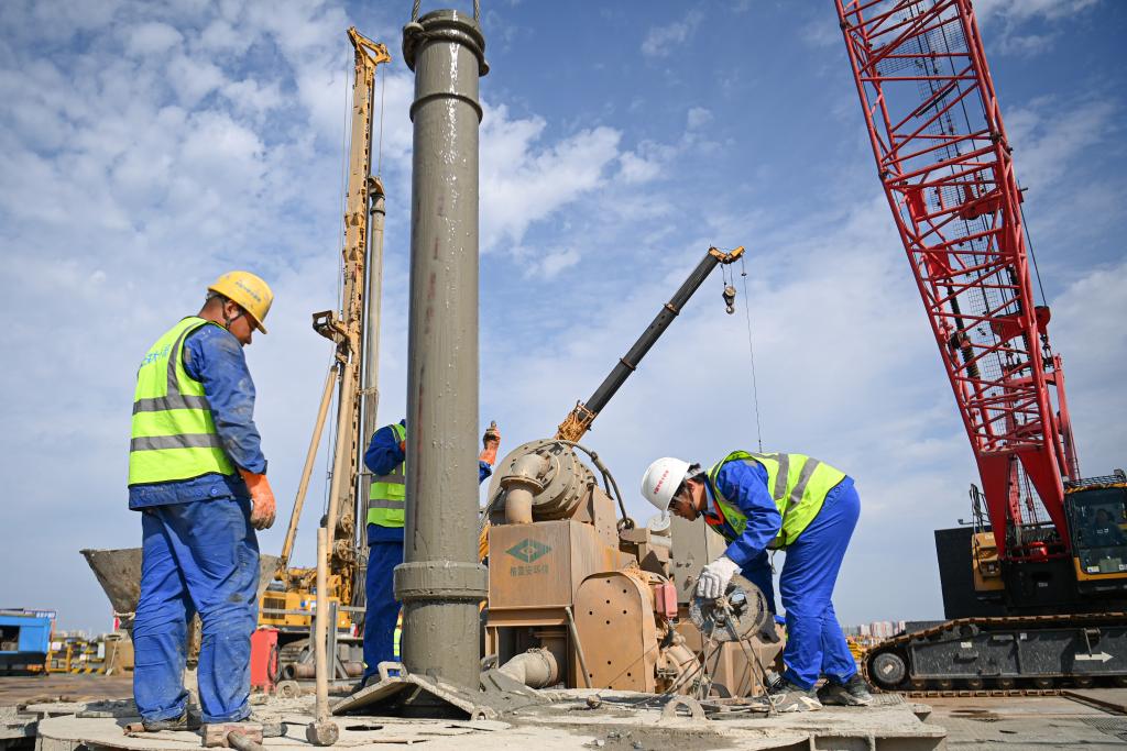 杭州灣跨海鐵路橋首個(gè)主塔墩樁基施工完成