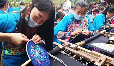 大山里傳來(lái)扶貧織機(jī)聲