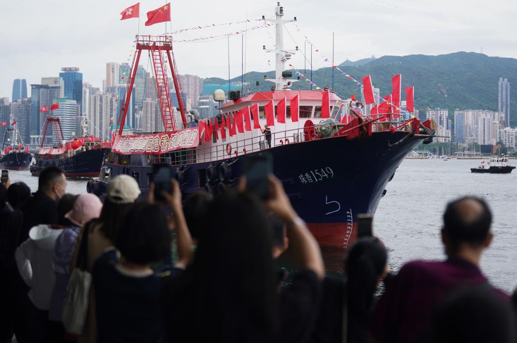 香港漁船維港巡游 慶?；貧w祖國(guó)26周年